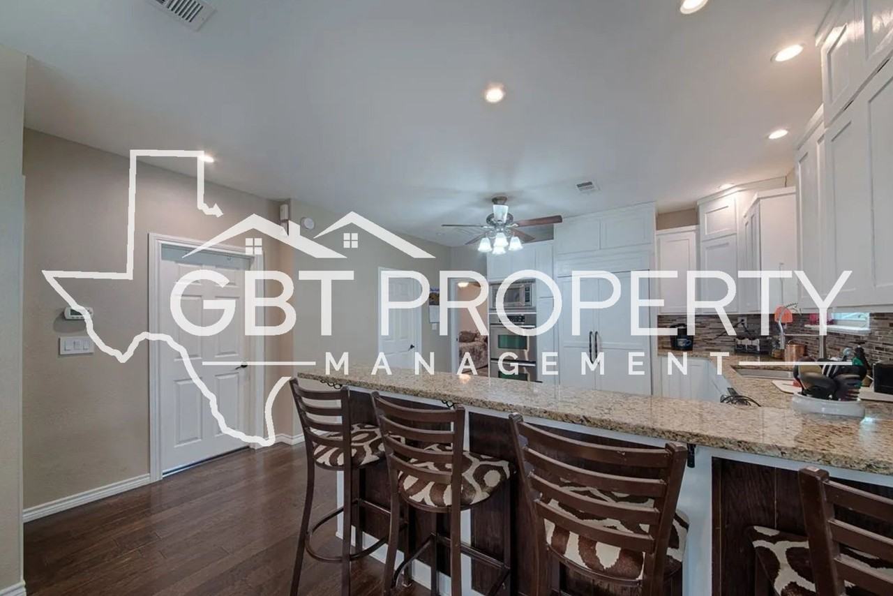 RIORTX LLC. 324 E Castlewood Dr. - Photo 3 of 12