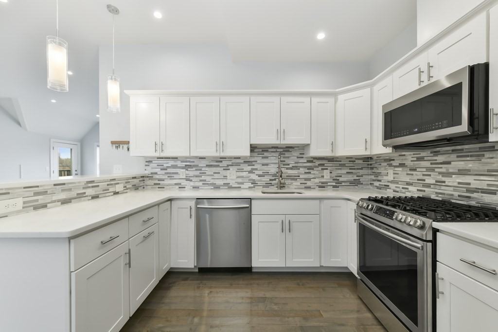 1025 Fellsway - Photo 3 of 17