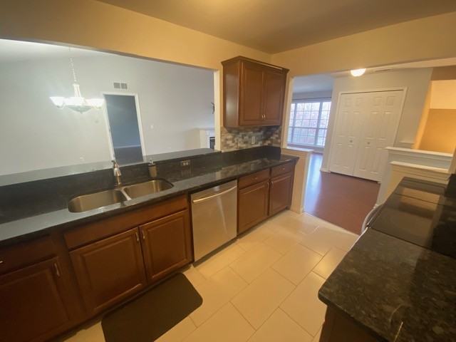 45688 Warwick Dr - Photo 3 of 15