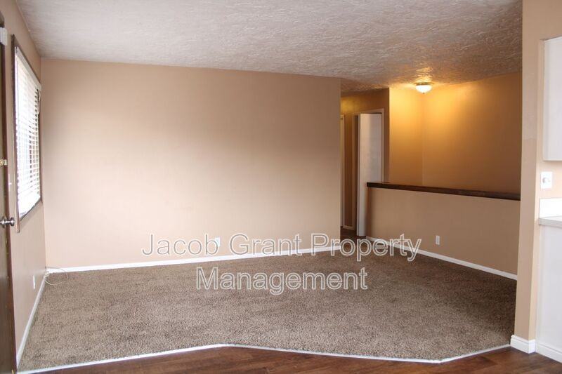2215 Gail Dr - Photo 3 of 23