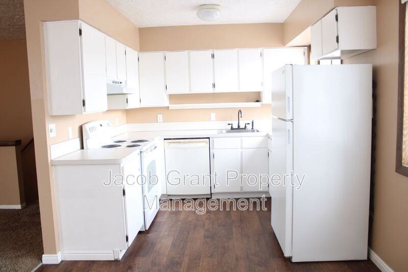 2215 Gail Dr - Photo 4 of 23