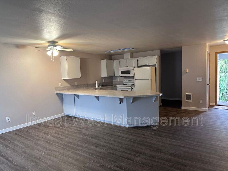 647 29th St #4 - Photo 2 of 15