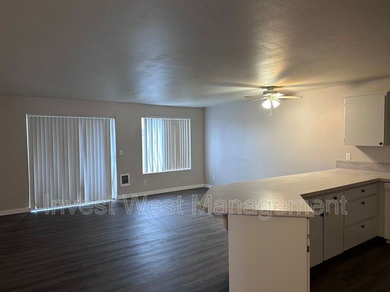 647 29th St #4 - Photo 3 of 15