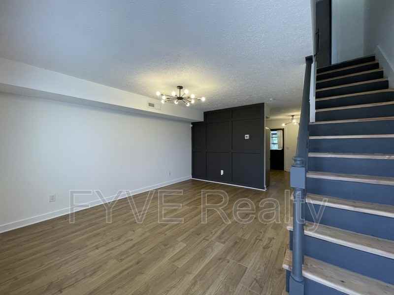 422 E Palestine Ave #A - Photo 3 of 17