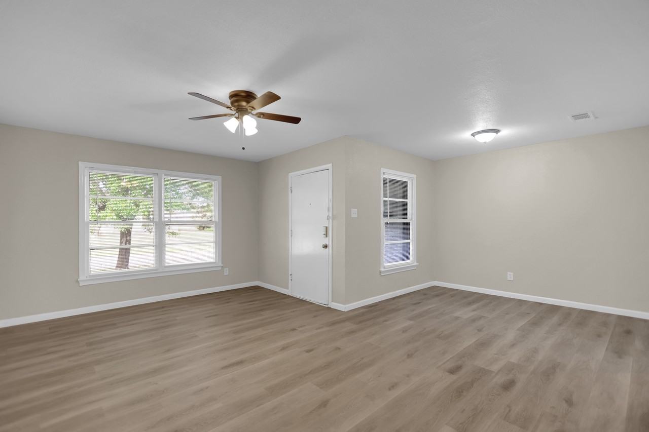 1710 Plymouth Dr N - Photo 3 of 16