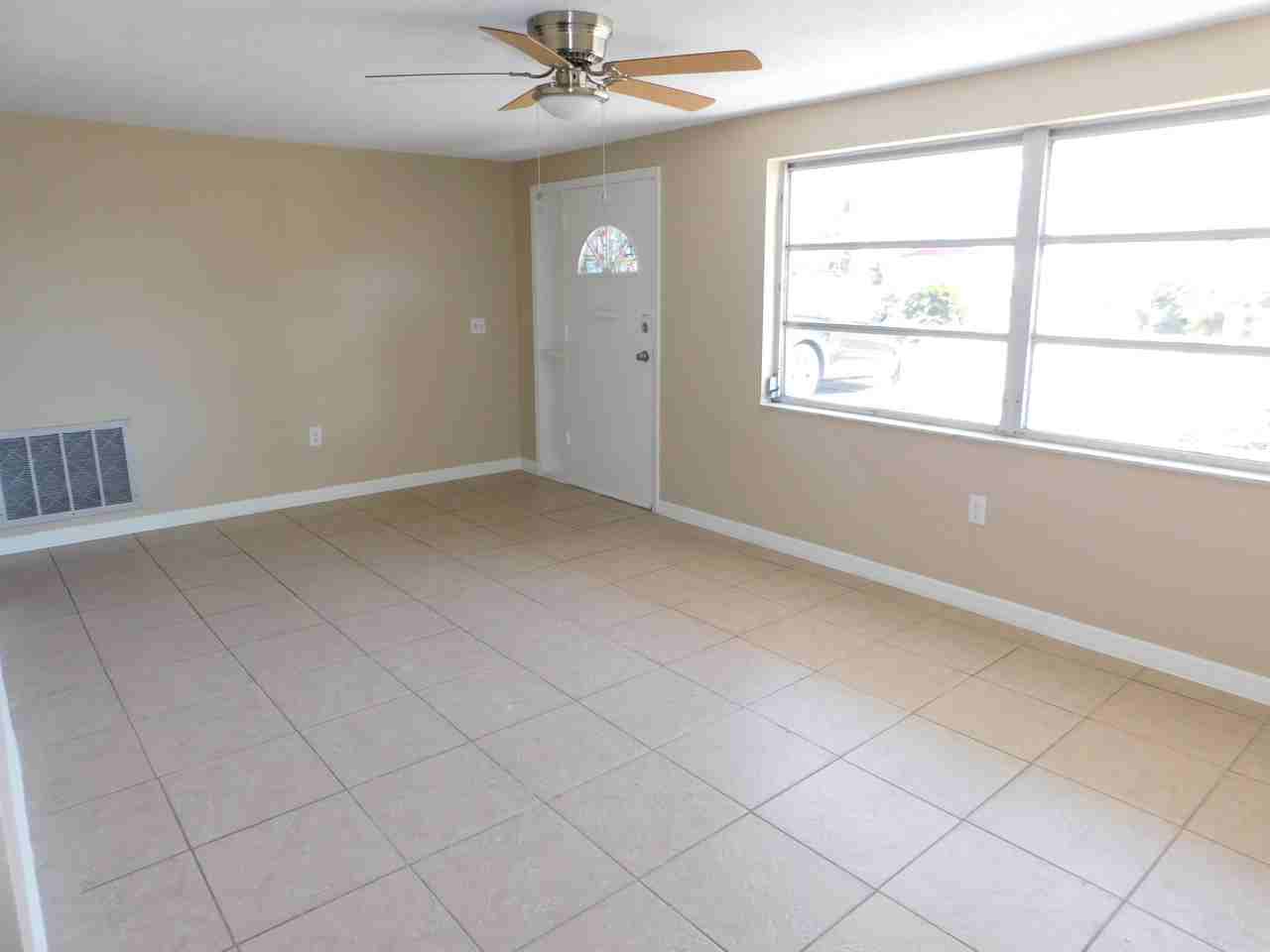 10841 Leeds Rd - Photo 3 of 21