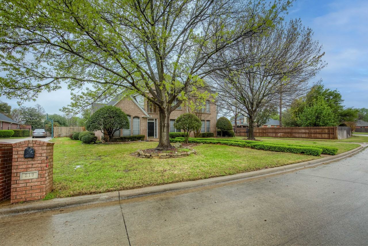 219 Canyon Lake Dr - Photo 3 of 40