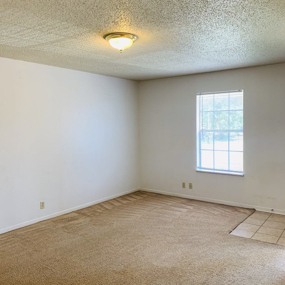 695 Lynn St - Photo 2 of 8