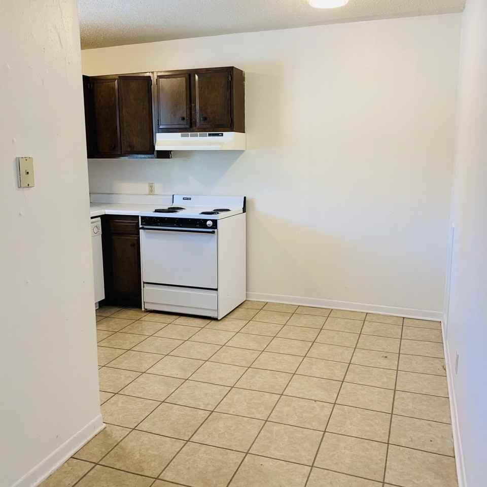 695 Lynn St - Photo 3 of 8