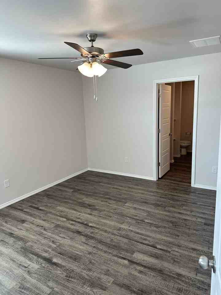 10304 Nw 18th St - Photo 6 of 18