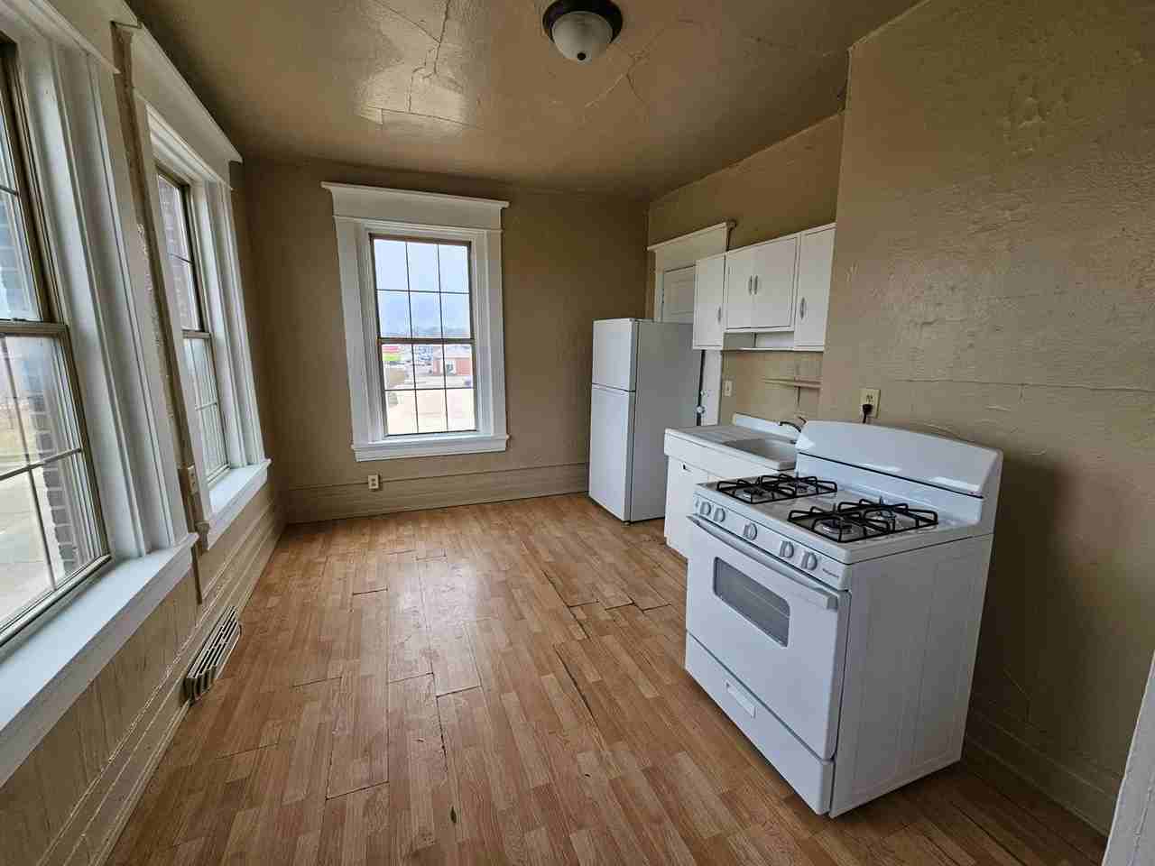 501-503 W 4th St - Photo 3 of 7