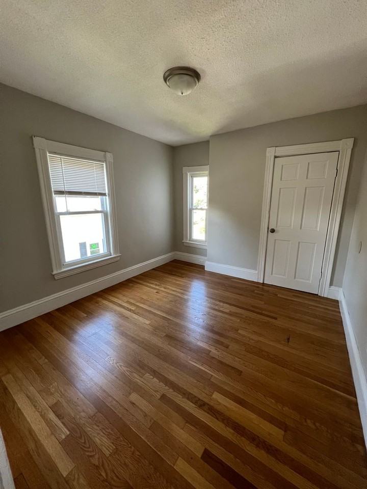 32 Laurel Avenue - Photo 2 of 5