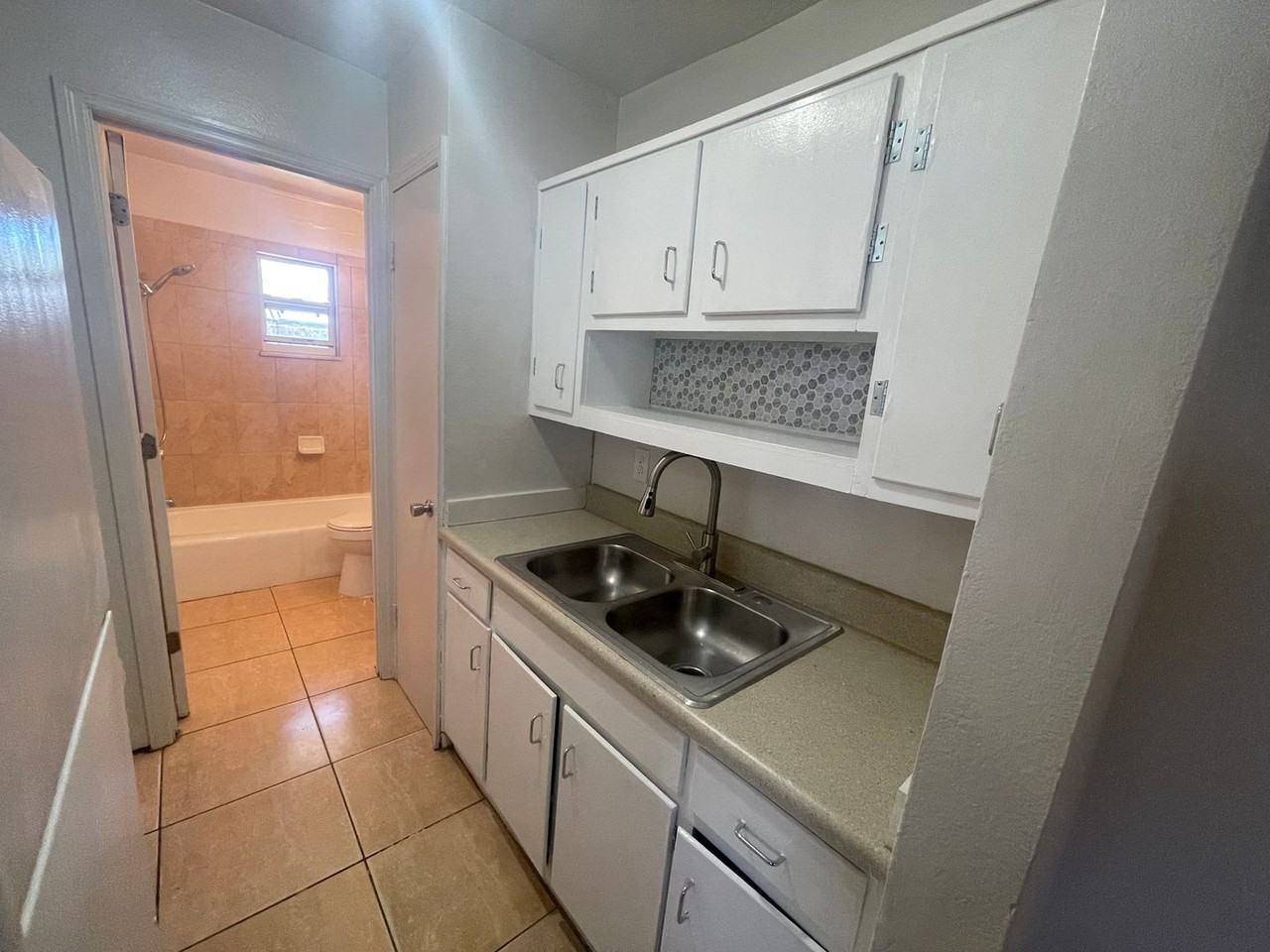 1000 East Magnolia Avenue - Photo 3 of 9