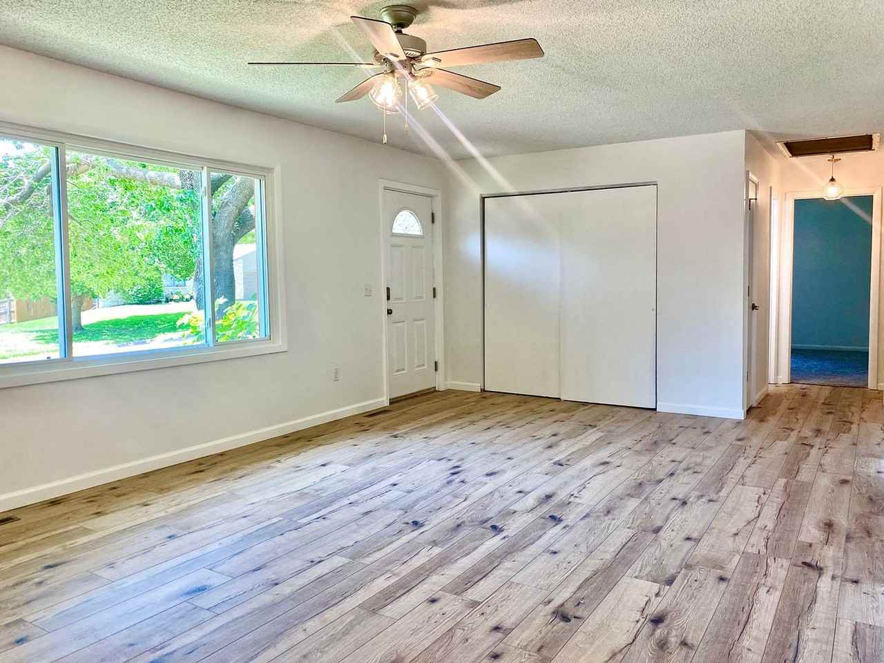 138 Riverview Dr - Photo 3 of 24