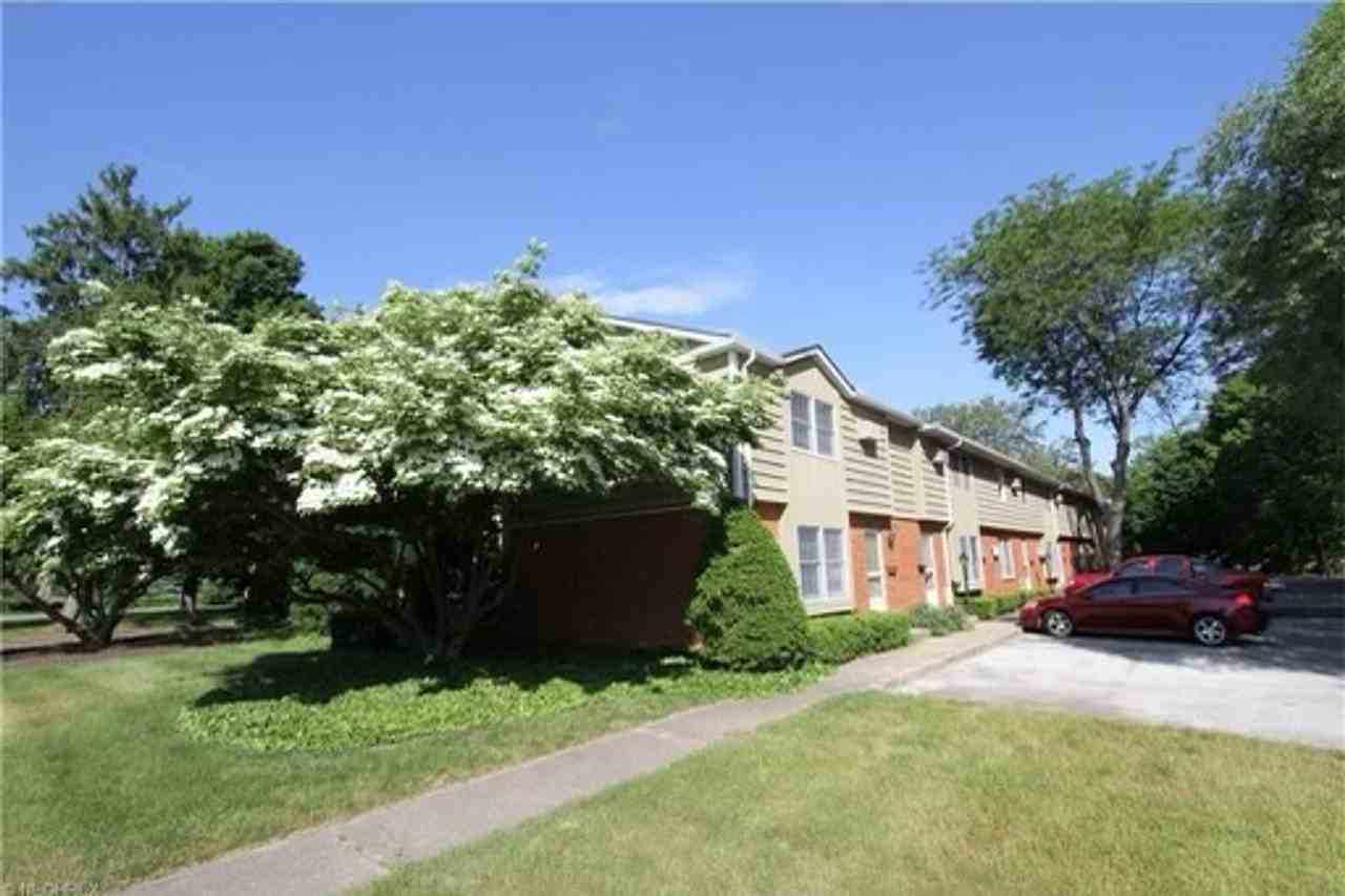 Spacious 2 Bedroom Townhome - Photo 2 of 14