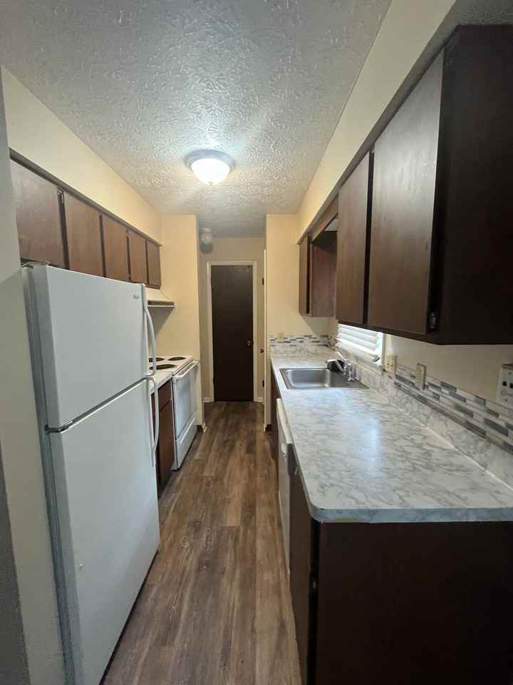 Spacious 2 Bedroom Townhome - Photo 4 of 14