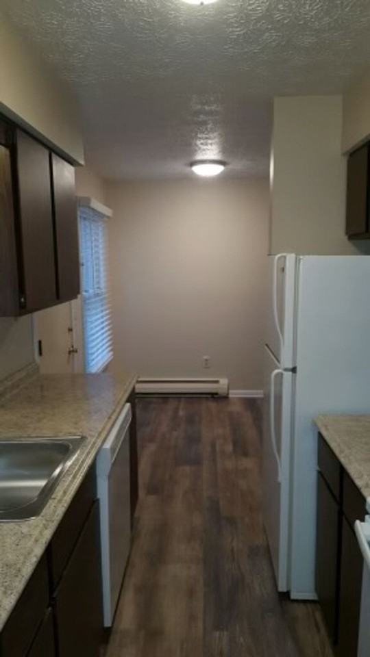 Spacious 2 Bedroom Townhome - Photo 5 of 14