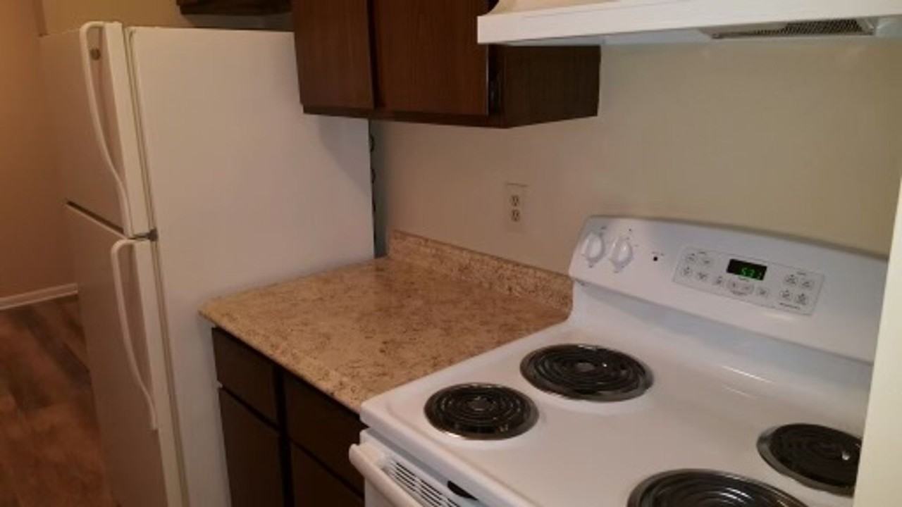 Spacious 2 Bedroom Townhome - Photo 6 of 14