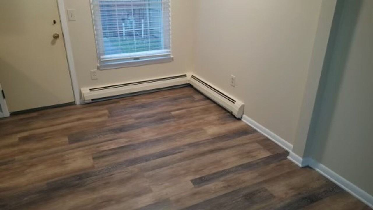 Spacious 2 Bedroom Townhome - Photo 7 of 14