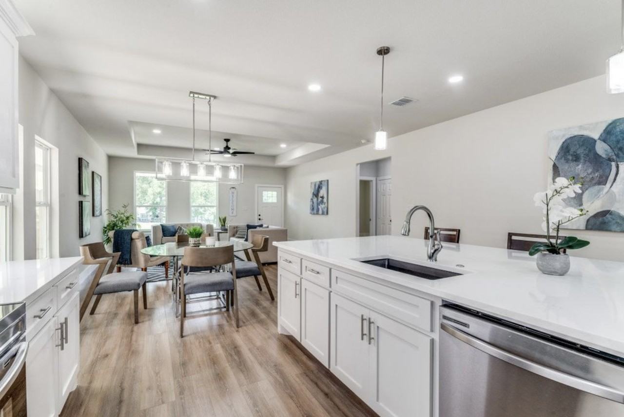 2601 Hutchinson Street - Photo 4 of 12