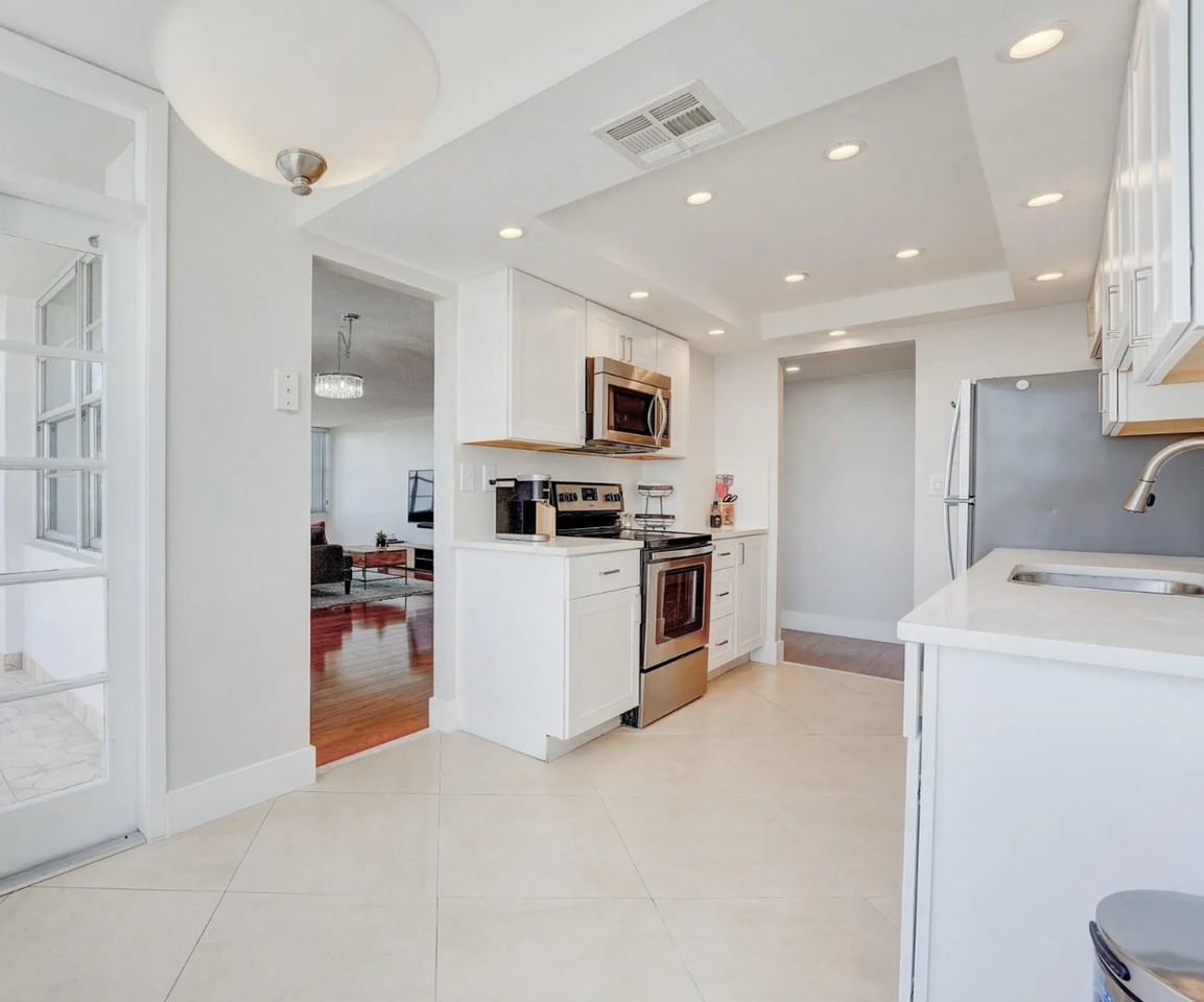 18061 Biscayne Blvd - Photo 3 of 17