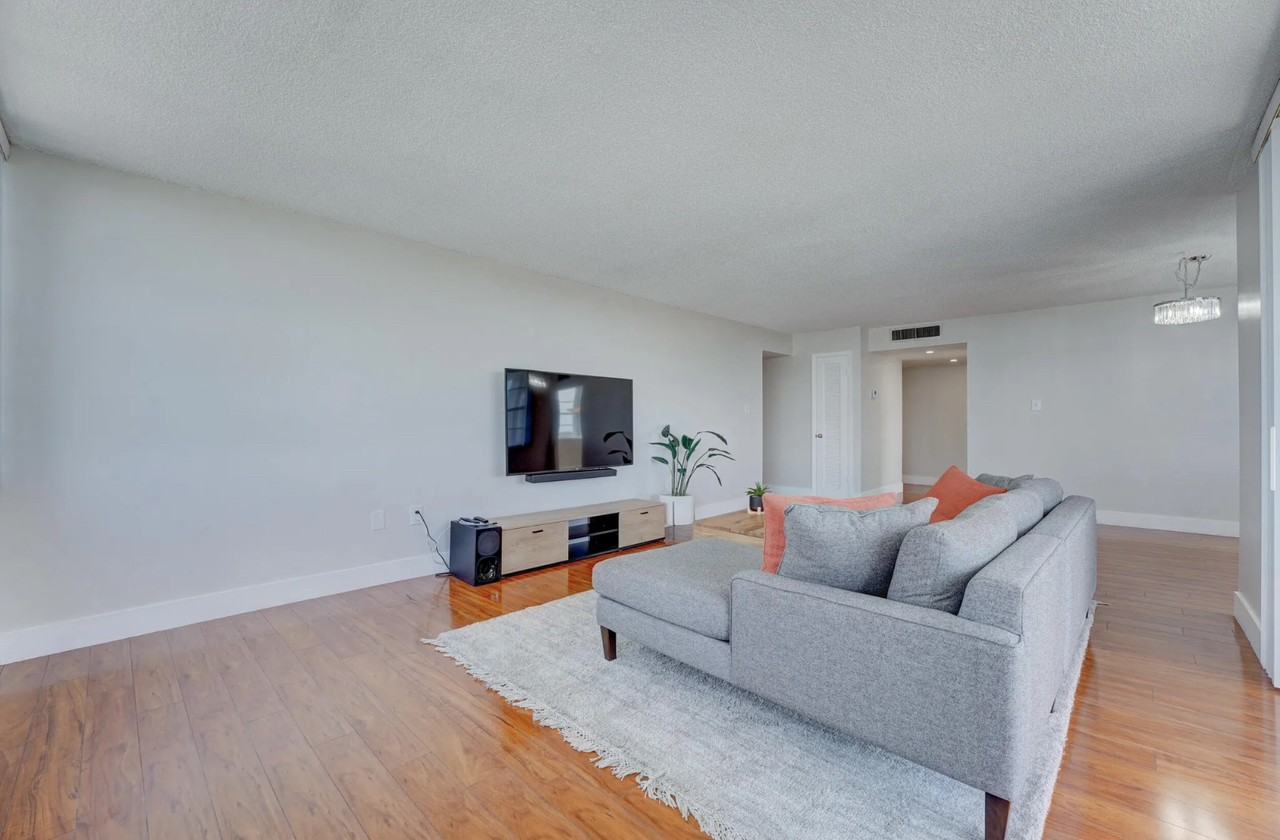 18061 Biscayne Blvd - Photo 5 of 17