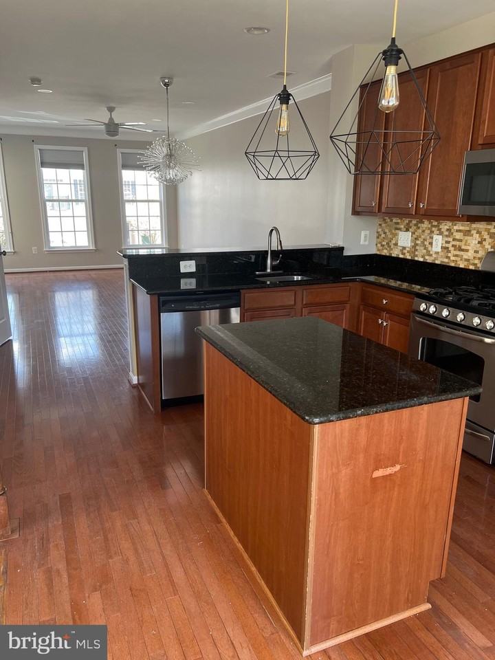 15627 John Diskin Cir - Photo 3 of 40