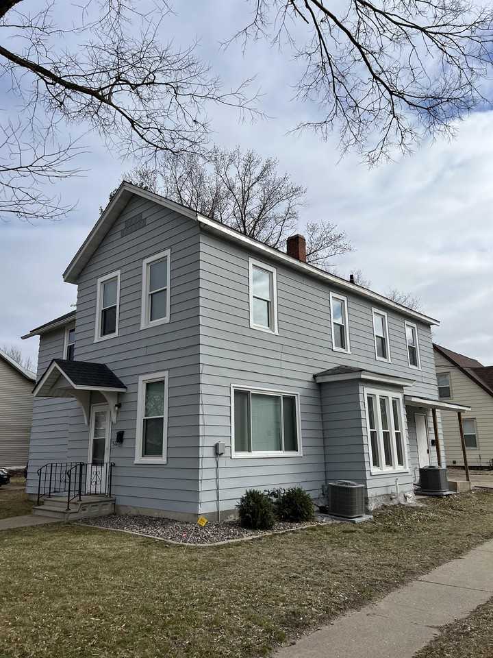 701 1/2 10th Ave E UPPER, Menomonie, WI 54751 4 Bedroom Apartment for