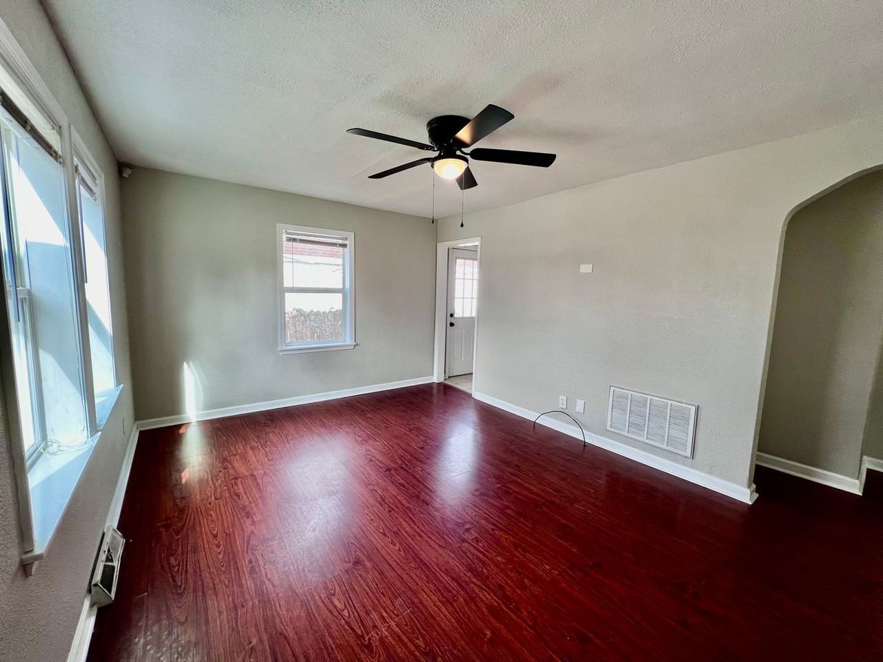 306 E Leicester Ave - Photo 3 of 16