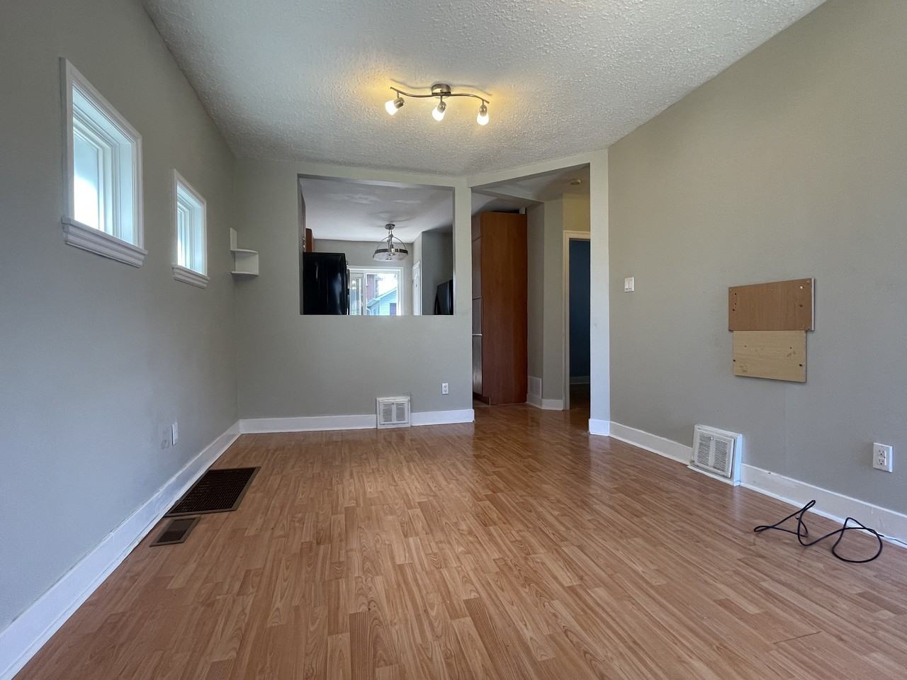 578 Warden Avenue #Main - Photo 3 of 12