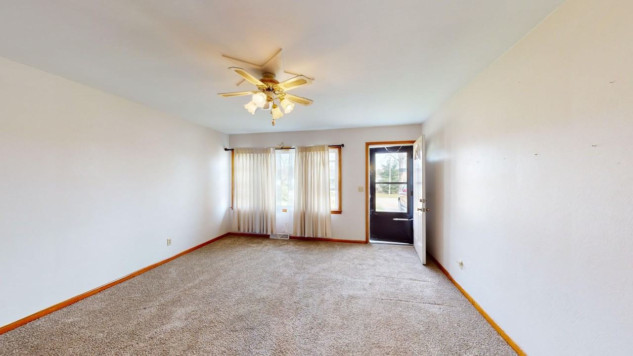 1741 Victoria Ct - Photo 2 of 16