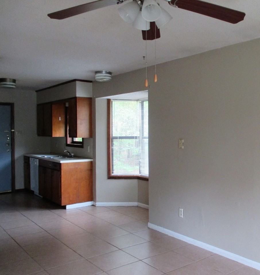 907 Fisher Ln - Photo 2 of 7