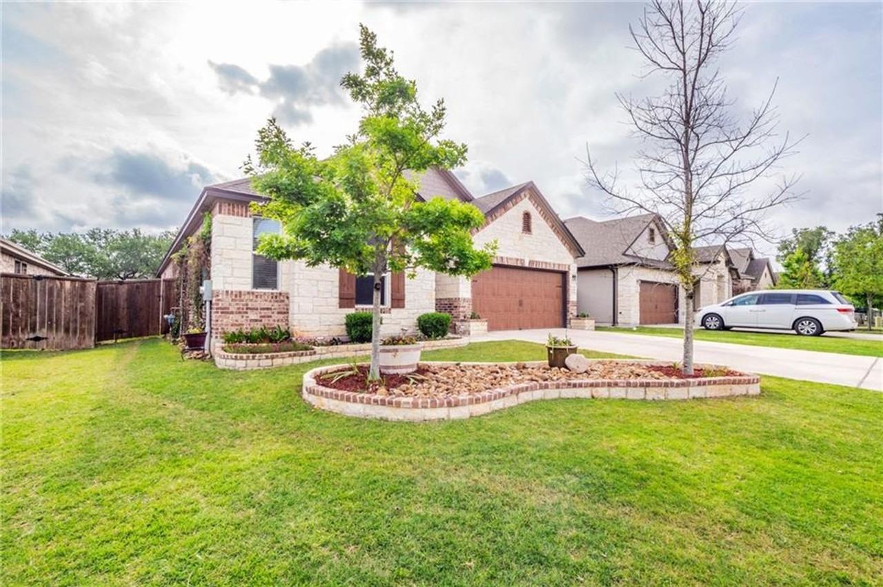 1428 Uhland Dr - Photo 2 of 25