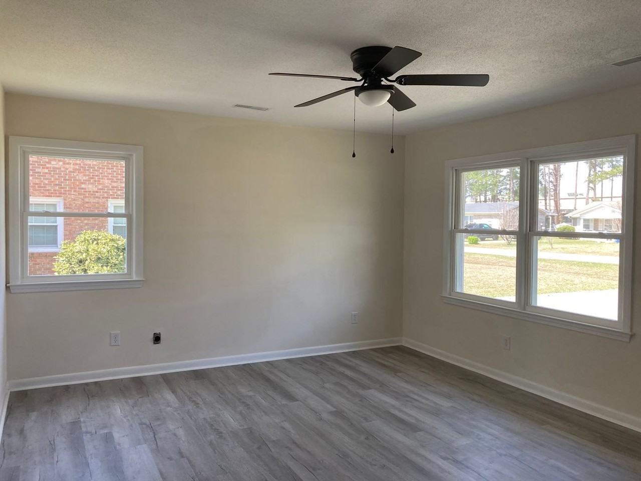 2913 Monroe Dr - Photo 2 of 13