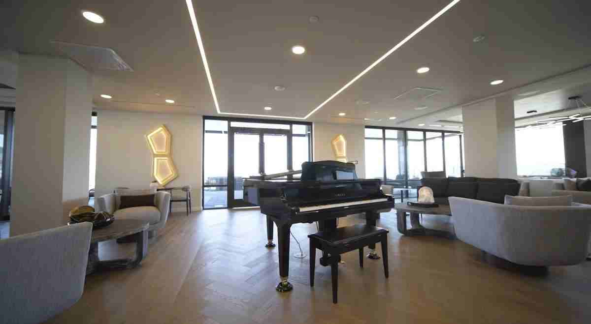 140 Sw Columbia St - Photo 3 of 50