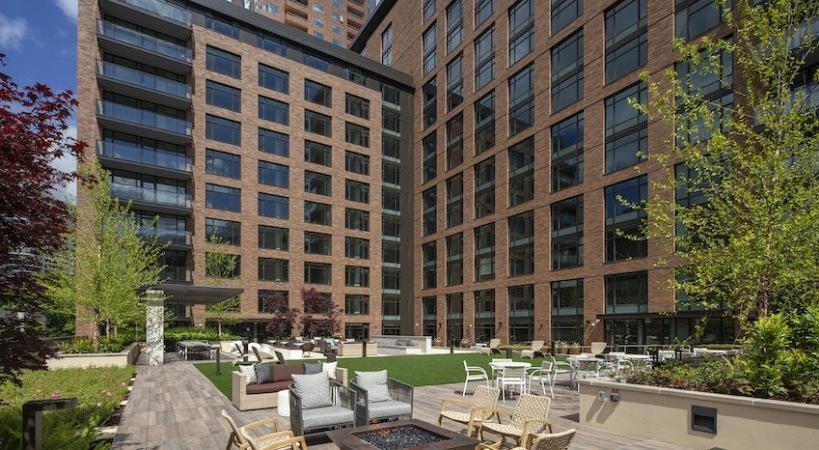 140 Sw Columbia St - Photo 3 of 50