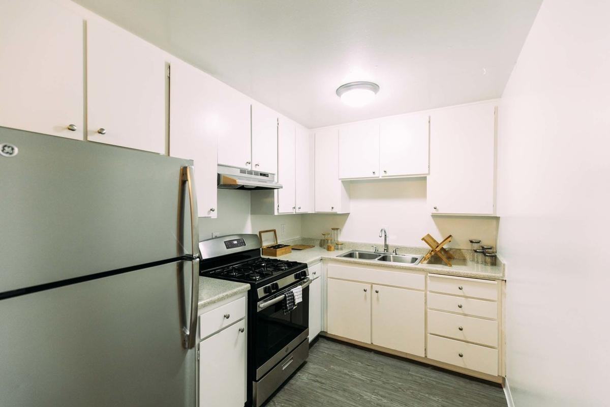 522 1/2 W K St - Photo 2 of 5
