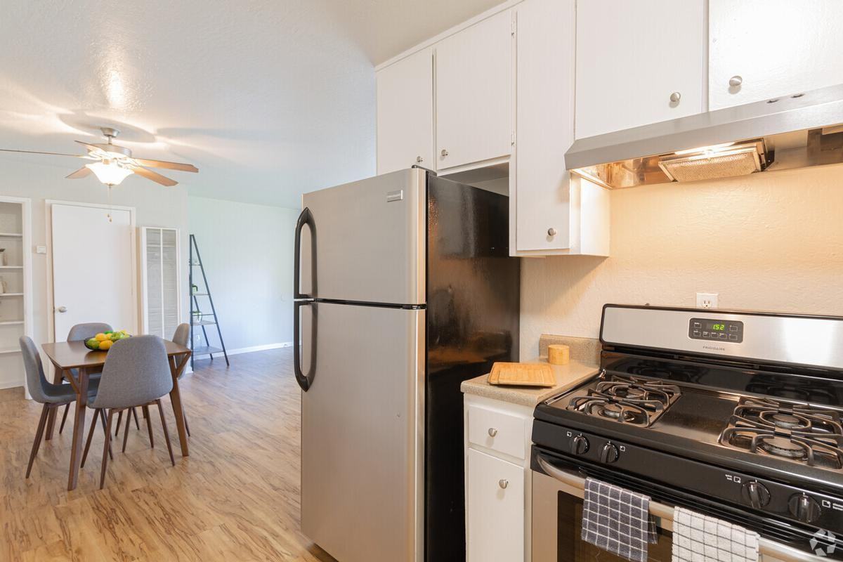 522 1/2 W K St - Photo 7 of 16