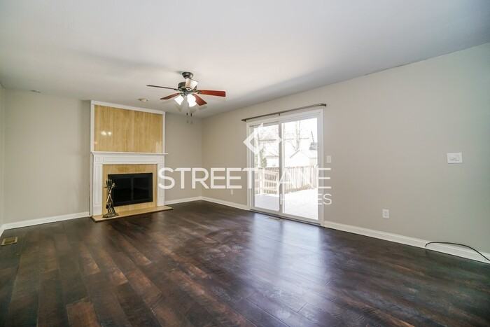 2208 Surreygate Dr - Photo 3 of 15