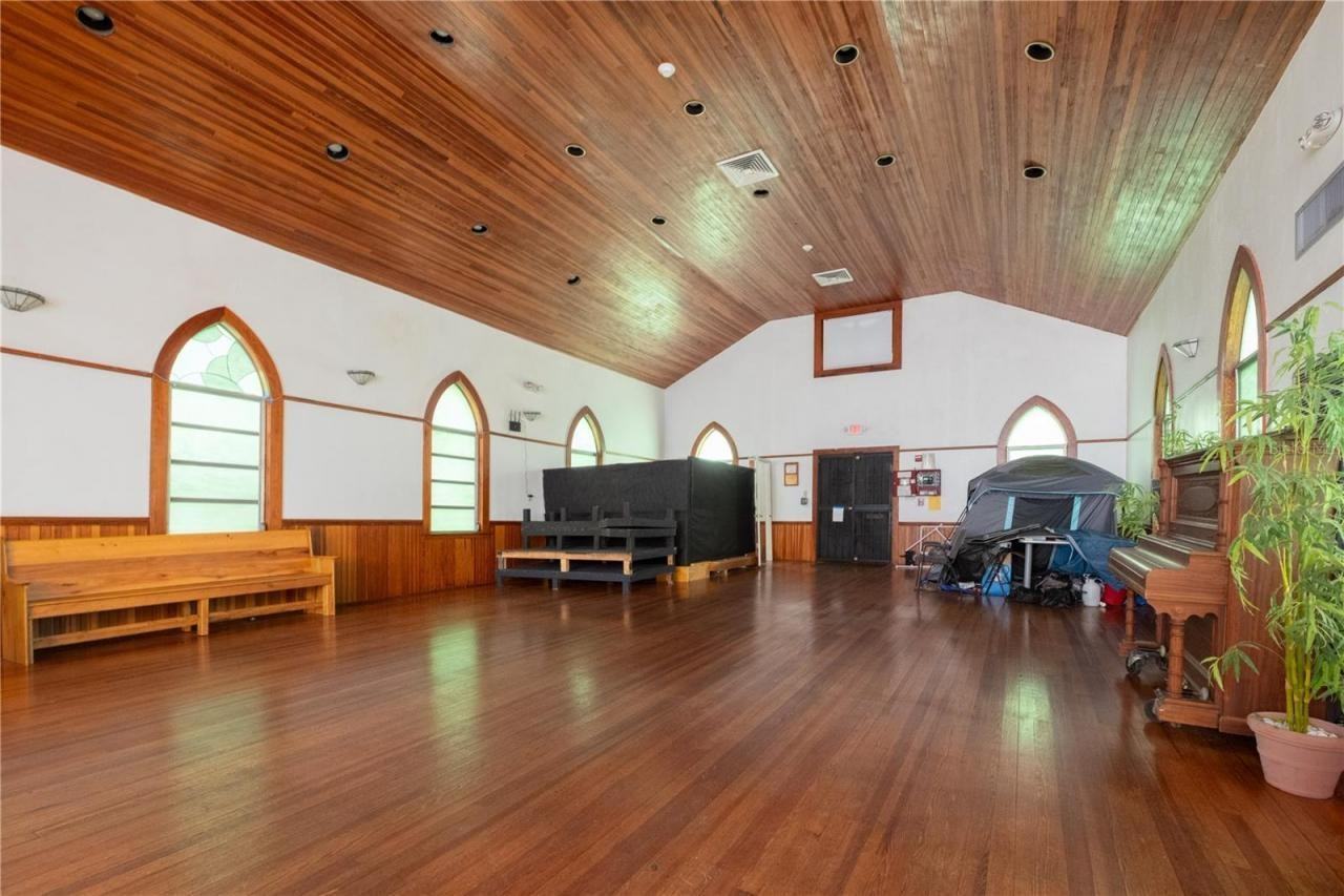 619 Ne 1st St - Photo 2 of 9