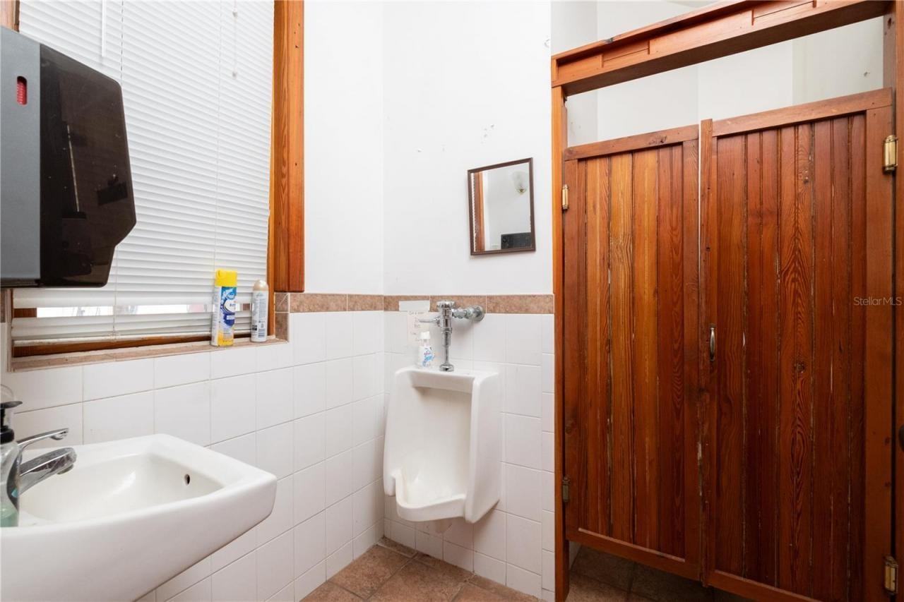 619 Ne 1st St - Photo 3 of 9