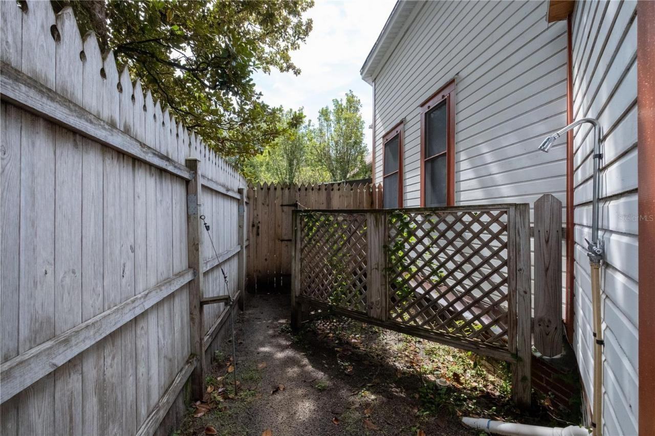 619 Ne 1st St - Photo 4 of 9