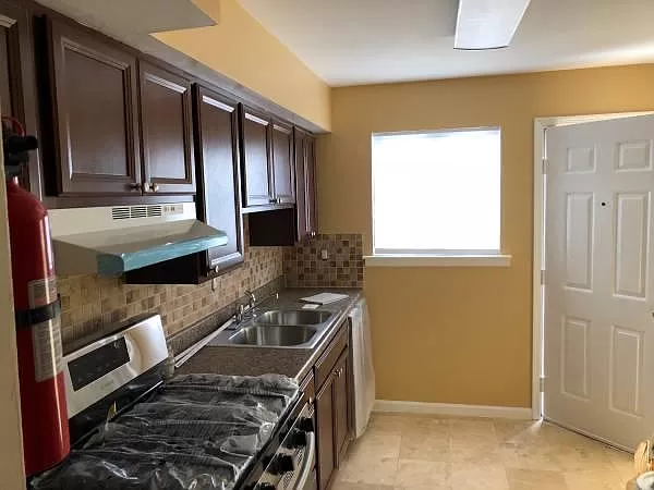 311 North Oaks Boulevard - Photo 2 of 7