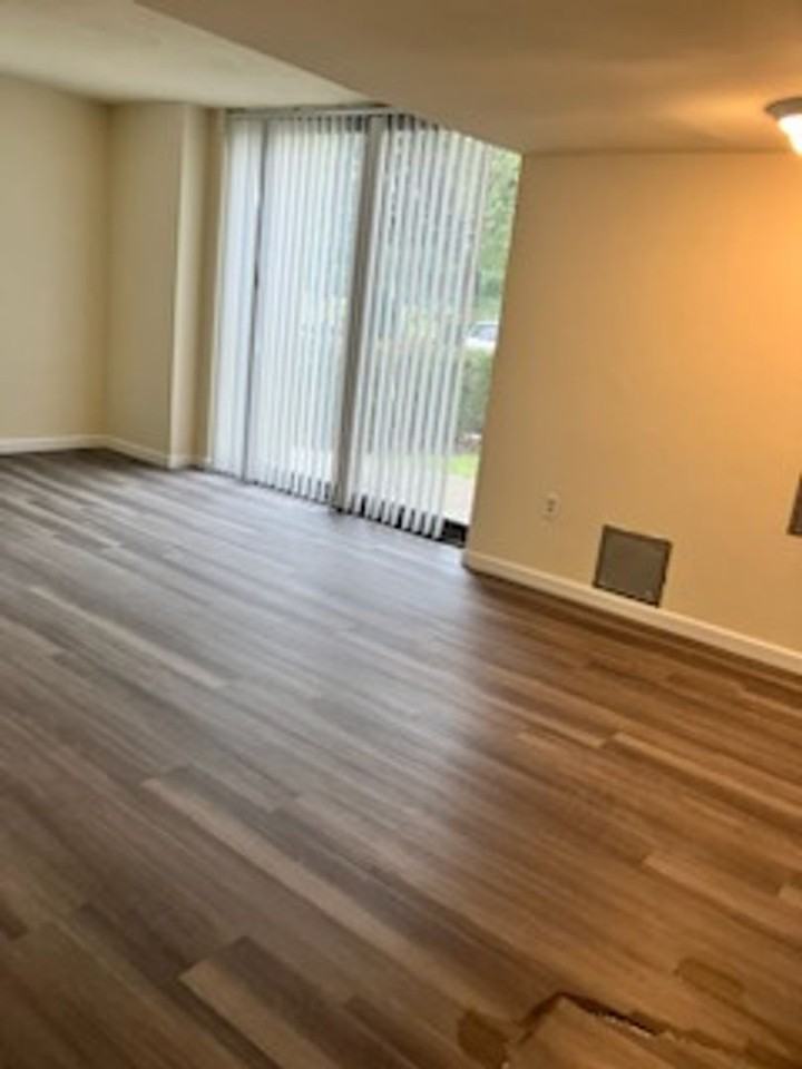 Royal Mace Apartments - Photo 4 of 22