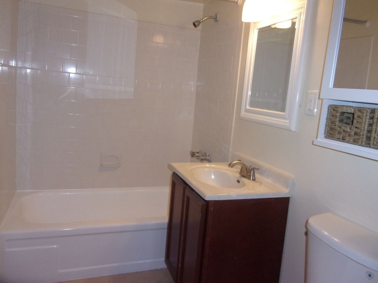 Royal Mace Apartments - Photo 3 of 8