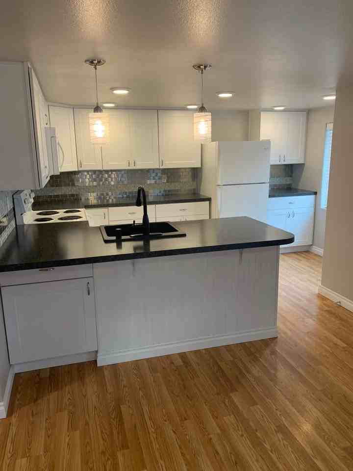 1307 Winslow Ave - Photo 5 of 13