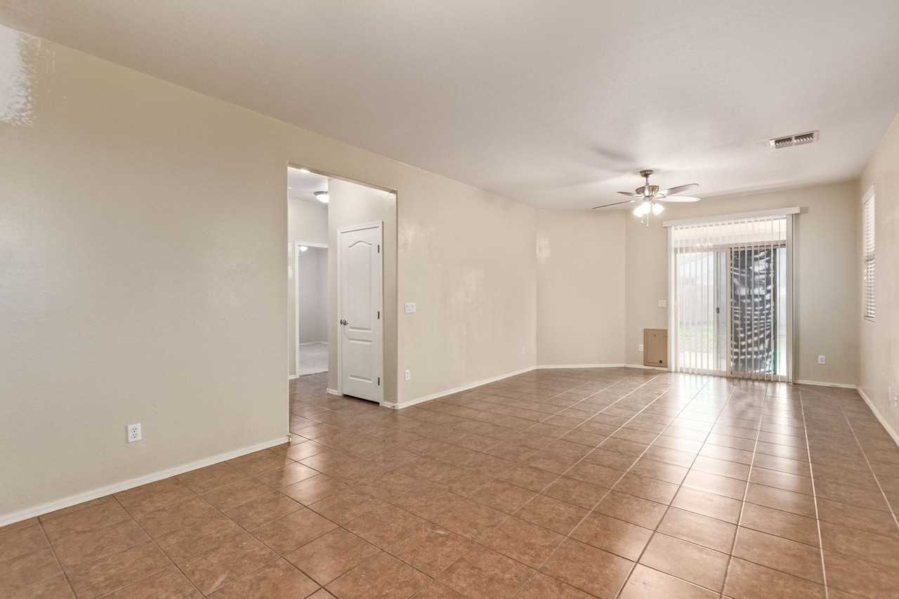 7419 W Glass Ln - Photo 6 of 30