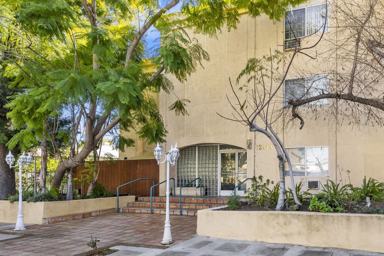 Sruli) Bloomfield Plaza Estate Apartments - 12848 Bloomfield St Los Angeles  CA | Zumper