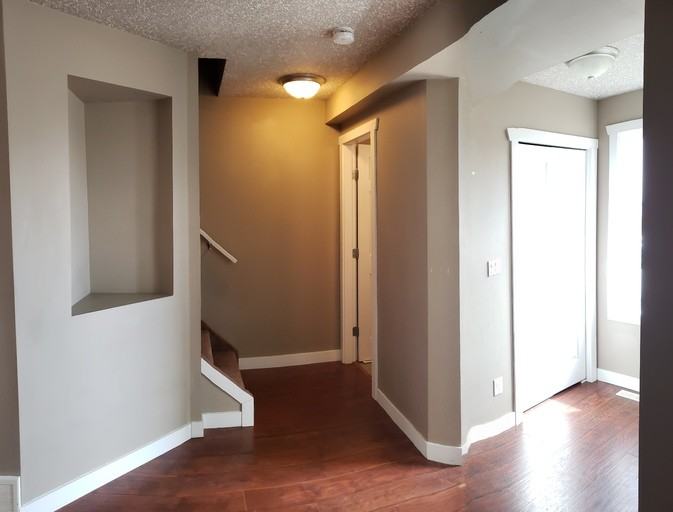 5913 48a St - Photo 3 of 7