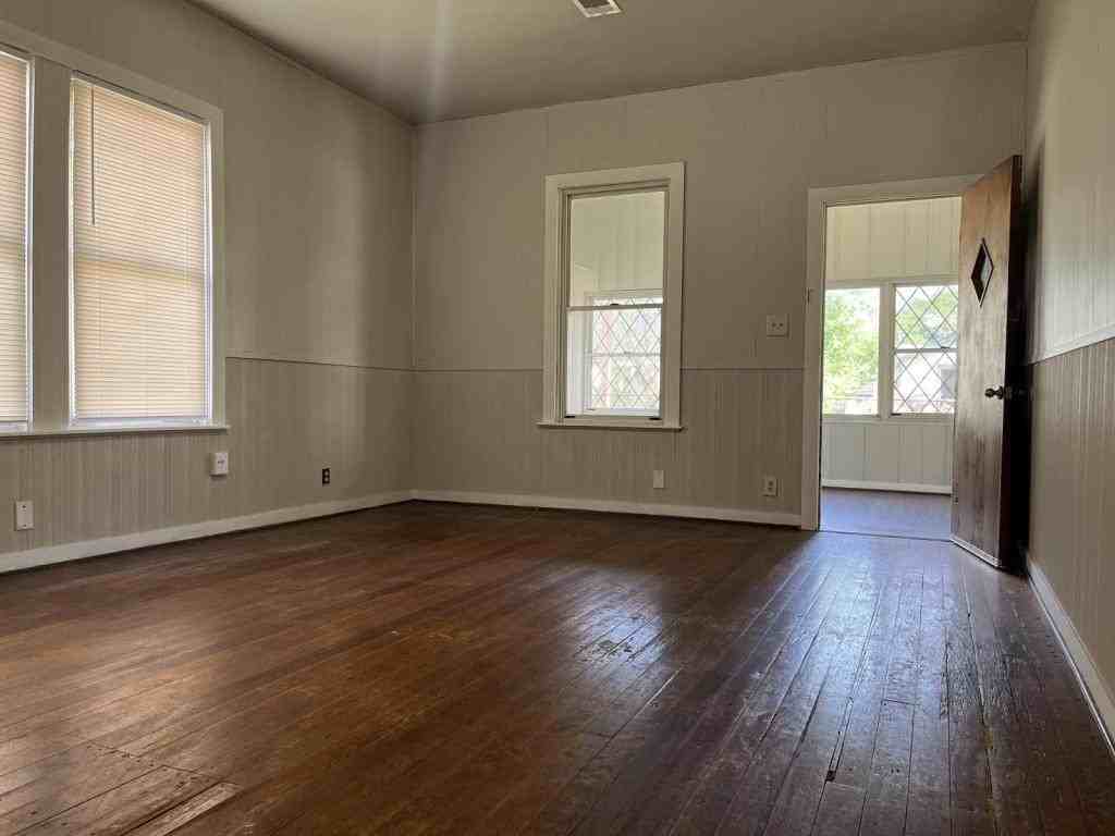 9428 E Avenue L - Photo 3 of 18